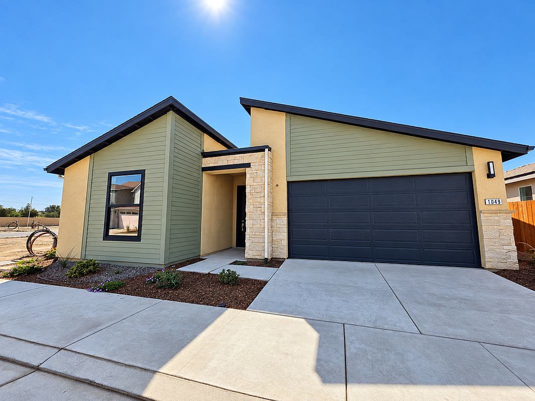 1049 Madrid Ave, Tulare — photo 1 of 17